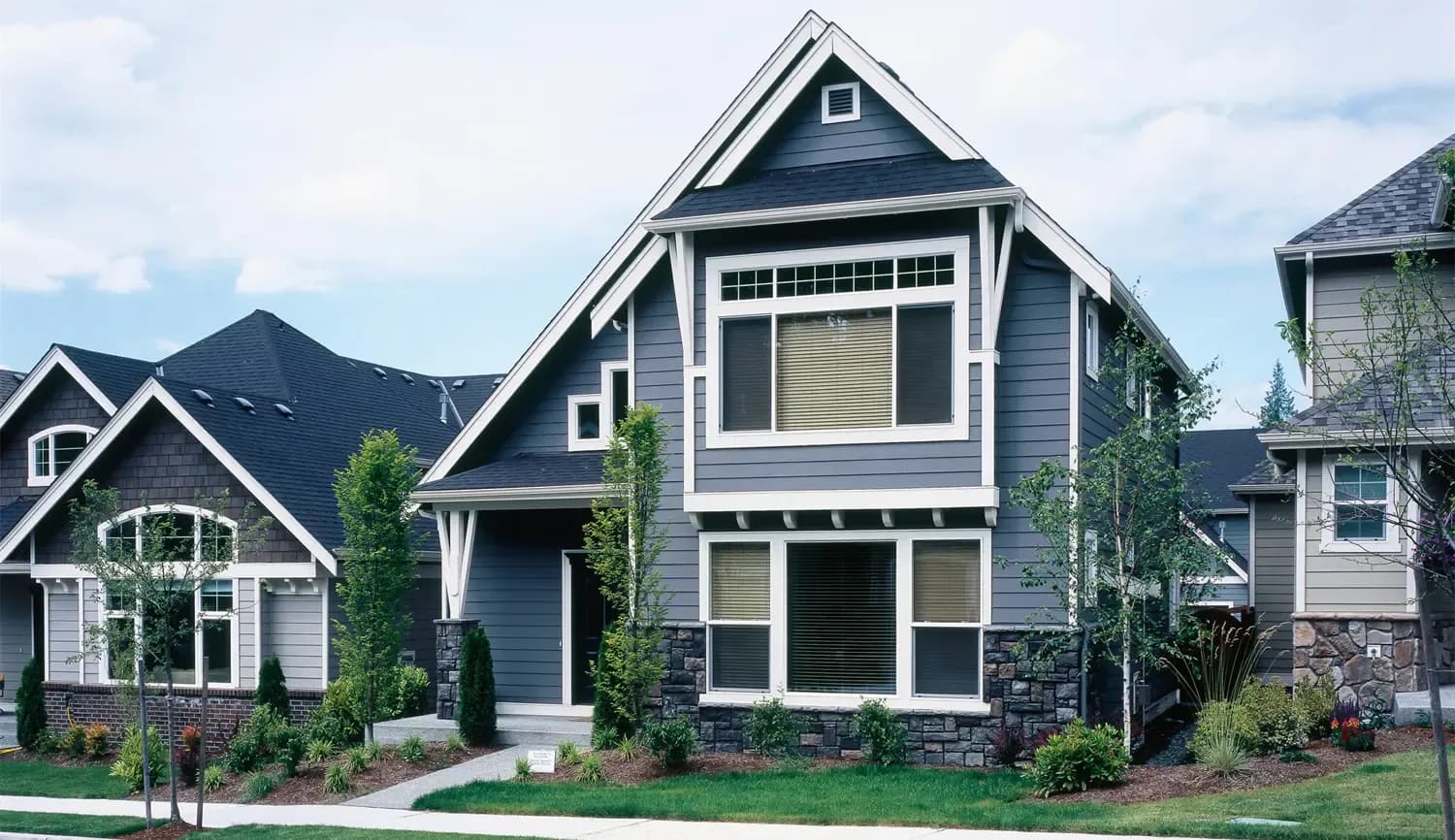 A blue house with James Hardie Siding in Kansas City.